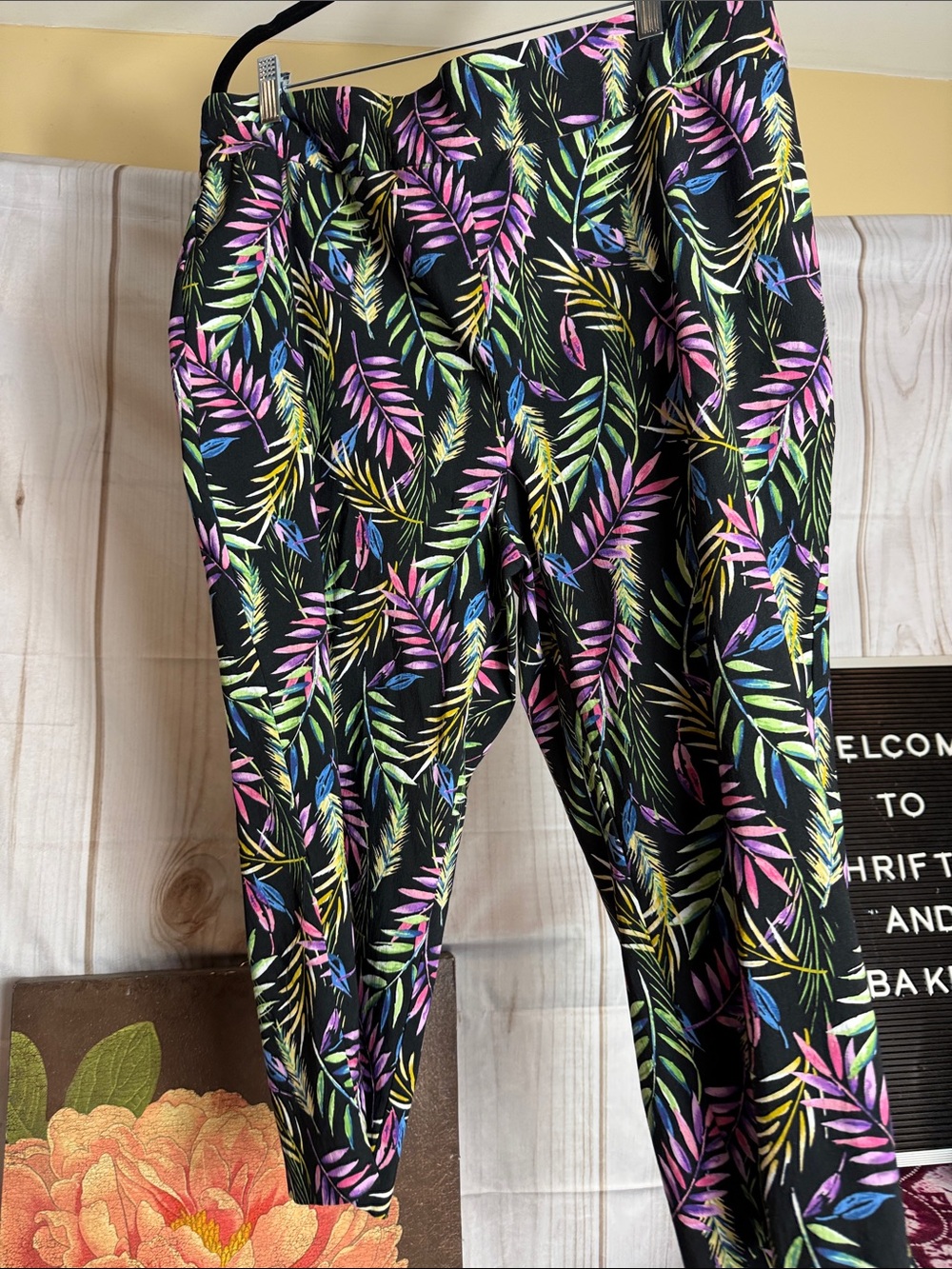 Counterparts Pull-On Capris 20W Neon Tropical Leaf Print Skirt Multicolor Black